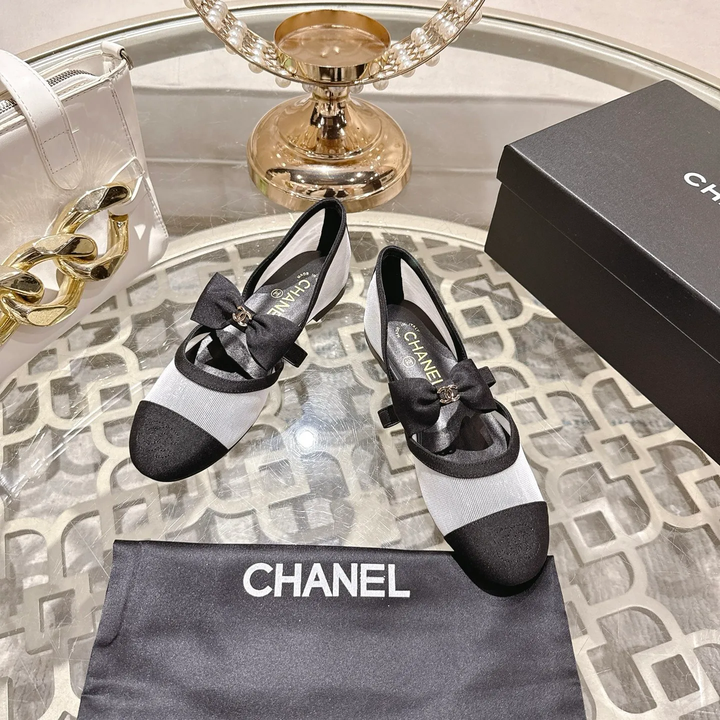 👟👟Ex-factory price 540👟👟 Mesh [purchase-level quality] CHANEL Xiaoxiang 25/A new summer bow-tie shoes 💃 This pair of loafers is really breathtakingly beautiful! Made of cowhide fabric + imported mesh, every detail exudes a sense of high-end ~ classic bow design, Italian genuine leather sole, comfortable and classy on the feet, a perfect must-have for fairies!  🌟 All counters are from the same source! All materials are customized according to the original 1:1, and are developed and patterned from genuine products. The quality is absolutely assured ~ a classic that must be bought every year, a versatile artifact that looks great whether paired with skirts or jeans!  💖 The perfect finishing touch for summer outfits, sisters, just do it! 👉 Fabric: Imported sheepskin Lining: Imported sheepskin Outsole: Private molded outsole Code number: 35-40 (41 customized, non-refundable) Mesh surface
